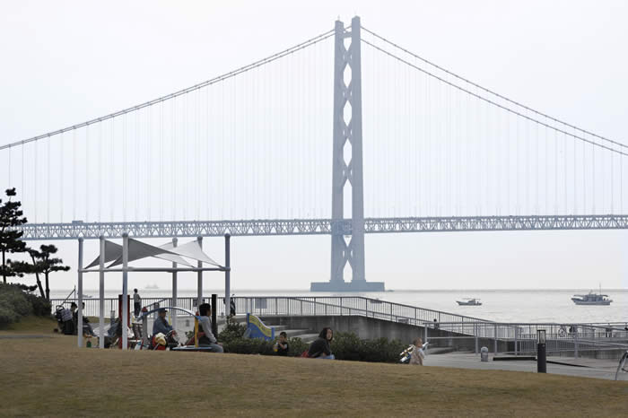 大蔵海岸から望む明石海峡大橋